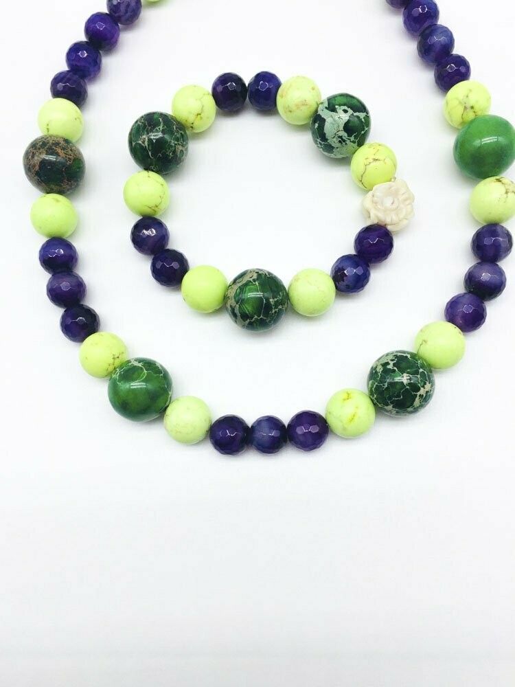 Collier und Armband gefertigt aus Jaspis, Howlith und Charoit